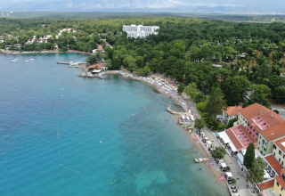 Luchtfoto van Aminess Gaia Green Villas Njivice aan de kust, omgeven door bos in Kroatië.