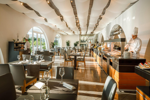 Modern buffetrestaurant met koks bij Aminess Gaia Green Villas Njivice, Kroatië, lichte sfeer.