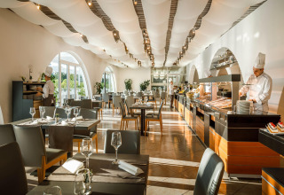 Modern buffetrestaurant met koks bij Aminess Gaia Green Villas Njivice, Kroatië, lichte sfeer.