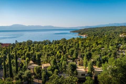 Luchtfoto van Aminess Gaia Green Villas Njivice in Kroatië, omgeven door bos en met zeezicht.