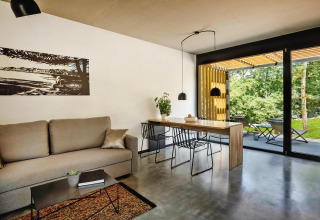 Soggiorno moderno in casa mobile Aminess Gaia Green Villas Njivice con terrazza e vista natura in Croazia.