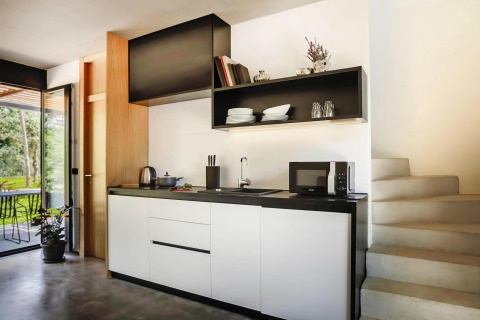 Moderne keuken met open planken in Aminess Gaia Green Villas Njivice mobile home in Kroatië, met trap.