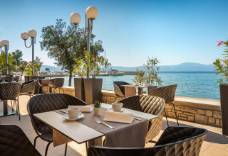 Buitenterras bij Aminess Gaia Green Villas Njivice met uitzicht op zee en bergen in Kroatië.