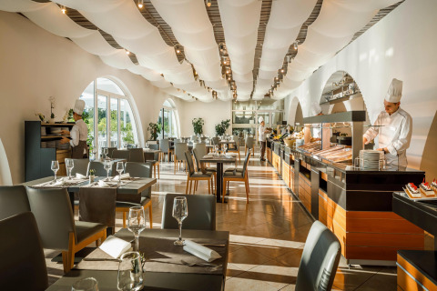 Modern restaurant met stijlvolle inrichting, buffet, koks en veel licht, bij een villa in Kroatië.
