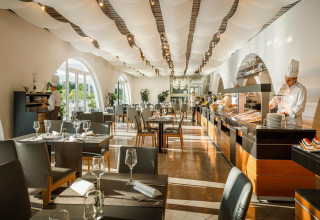 Modern restaurant met stijlvolle inrichting, buffet, koks en veel licht, bij een villa in Kroatië.