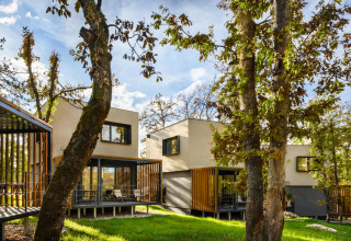 Moderne bungalows Aminess Gaia Green Villas Njivice in Kroatië, omgeven door bomen en natuur.