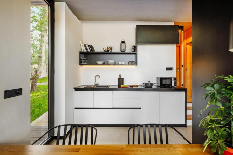 Moderne minimalistische keuken in Aminess Gaia Green Villas Njivice, Bungalow Pinus 4 plus 2, Kroatië.