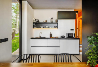 Cucina moderna minimalista presso Aminess Gaia Green Villas Njivice, Bungalow Pinus 4 plus 2, Croazia.