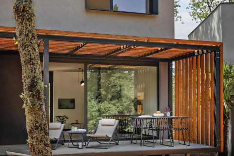 Terrazza moderna di casa mobile con sedie e tavolo presso Aminess Gaia Green Villas Njivice, Croazia.