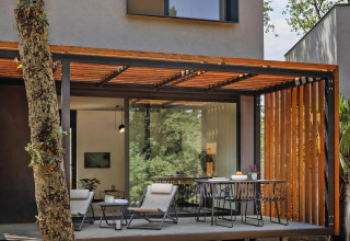 Terrazza moderna di casa mobile con sedie e tavolo presso Aminess Gaia Green Villas Njivice, Croazia.
