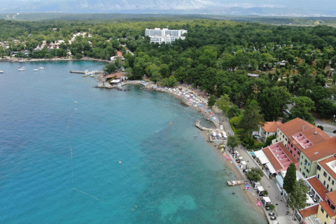 Luchtfoto van Aminess Gaia Green Villas Njivice, met strand en zee op het eiland Krk in Kroatië.