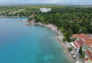 Luchtfoto van Aminess Gaia Green Villas Njivice, met strand en zee op het eiland Krk in Kroatië.