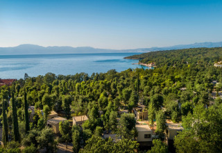 Aminess Gaia Green Villas Njivice in Kroatië, bungalows in het groen, met uitzicht op zee en bossen.