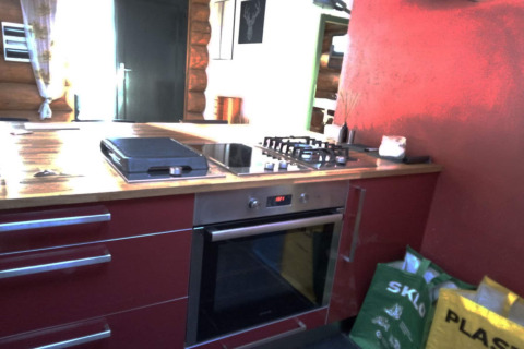 Modern piano cucina con forno e piano cottura a gas in chalet a Lomnice nad Popelkou, Repubblica Ceca.