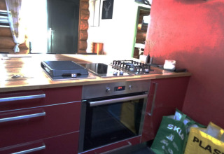 Modern piano cucina con forno e piano cottura a gas in chalet a Lomnice nad Popelkou, Repubblica Ceca.