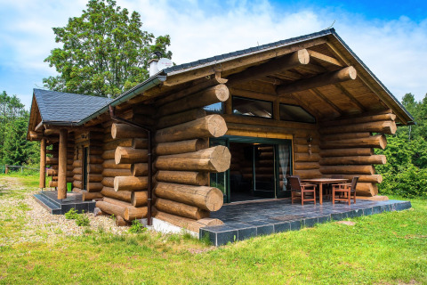 Chalet di tronchi 'Lomnice nad Popelkou LLB005' con terrazza e prato in Repubblica Ceca.