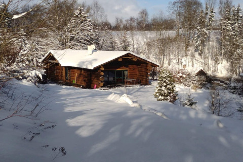 Chalet Lomnice nad Popelkou LLB005 in Repubblica Ceca circondato da neve e alberi in un paesaggio invernale.