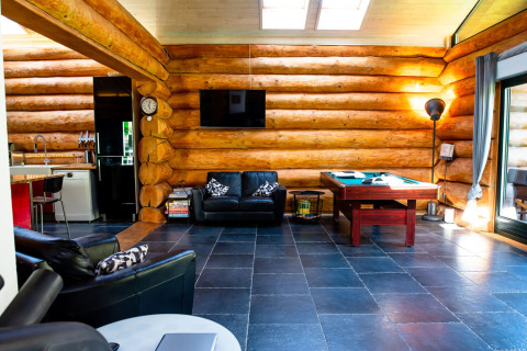 Interno dello chalet Lomnice nad Popelkou LLB005 in Repubblica Ceca con pareti in tronchi e biliardo.