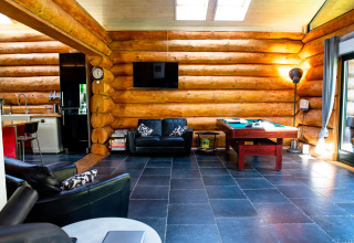 Interno dello chalet Lomnice nad Popelkou LLB005 in Repubblica Ceca con pareti in tronchi e biliardo.