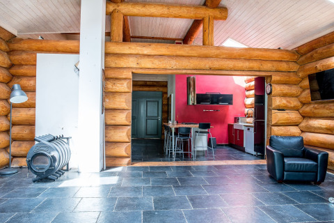 Interno dello chalet Lomnice nad Popelkou LLB005 in Repubblica Ceca con cucina moderna e pareti in legno.