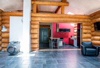 Interno dello chalet Lomnice nad Popelkou LLB005 in Repubblica Ceca con cucina moderna e pareti in legno.