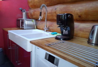 Cucina moderna dello chalet Lomnice nad Popelkou LLB005 con lavello, macchina da caffè e bollitore.