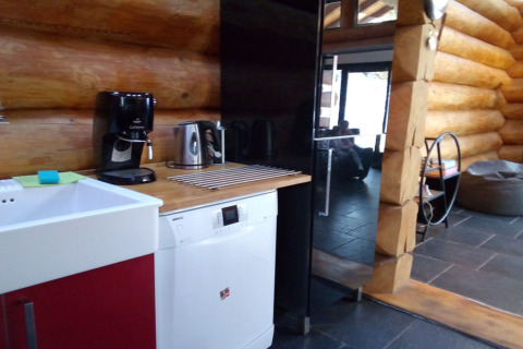 Cucina moderna nello chalet Lomnice nad Popelkou LLB005, Repubblica Ceca, con macchina da caffè e lavastoviglie.