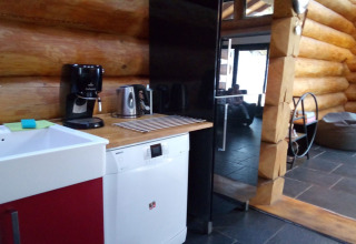 Cucina moderna nello chalet Lomnice nad Popelkou LLB005, Repubblica Ceca, con macchina da caffè e lavastoviglie.