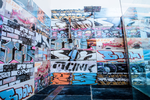 Parete decorata con graffiti colorati nello chalet 'Lomnice nad Popelkou LLB005' in Repubblica Ceca, stile urbano.