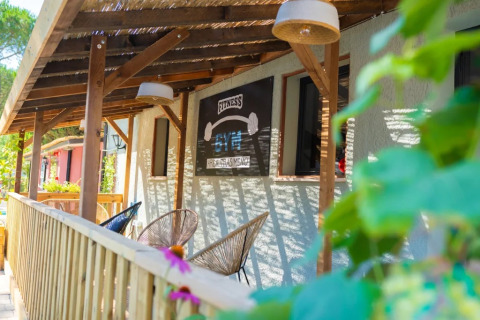 Area fitness all'aperto al Trasimeno Glamping Resort in Umbria, Italia, con veranda in legno accogliente.