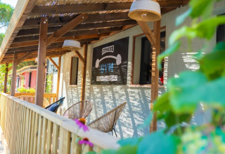 Area fitness all'aperto al Trasimeno Glamping Resort in Umbria, Italia, con veranda in legno accogliente.