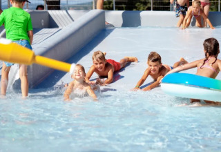 Bambini giocano nel parco acquatico del Trasimeno Glamping Resort, villaggio vacanze in Umbria, Italia.