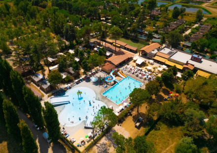 Luchtfoto van Trasimeno Glamping Resort in Umbrië, Italië, met zwembaden, glijbanen en omringd door bomen.