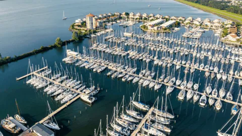 Luftaufnahme von Marina Parcs Lelystad, Niederlande, zeigt zahlreiche Boote am Yachthafen.