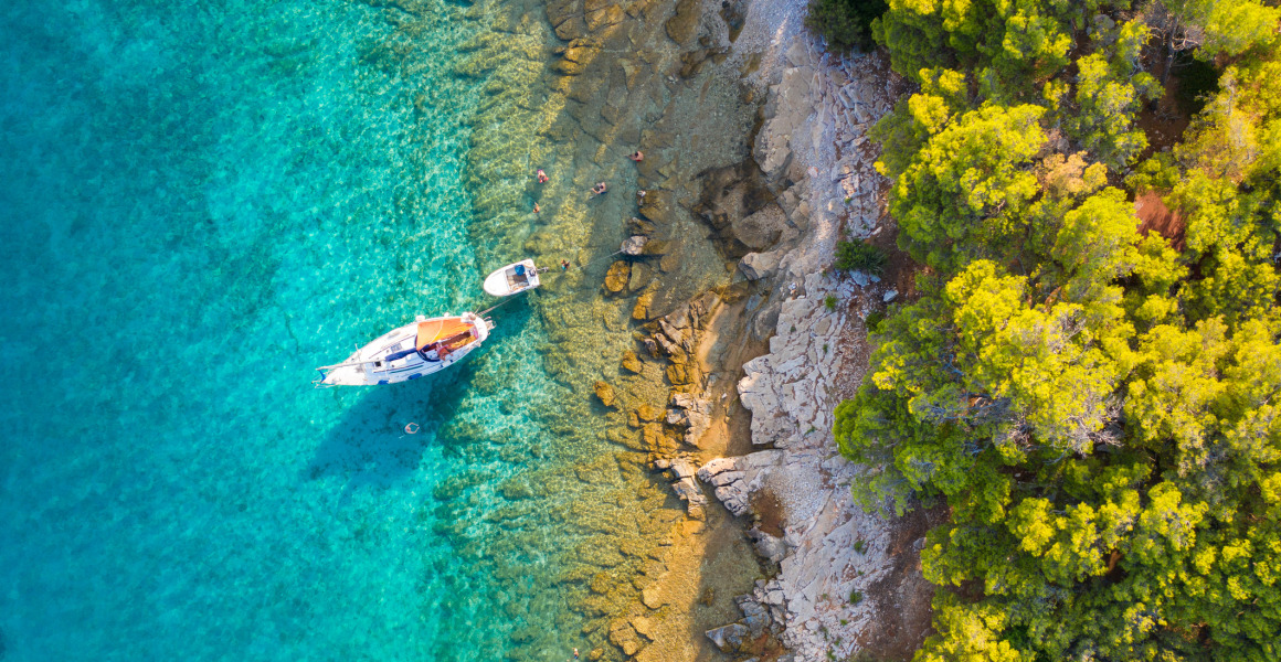 Zeilboot vogelview, Hvar, Kroatië