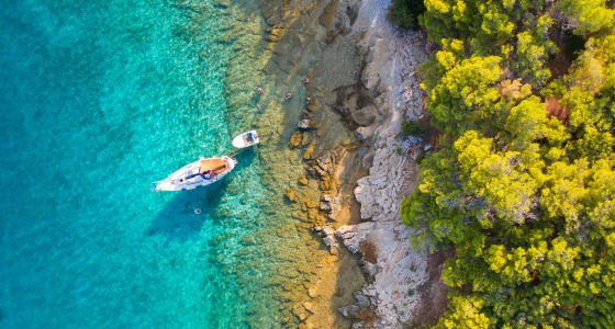 Zeilboot vogelview, Hvar, Kroatië