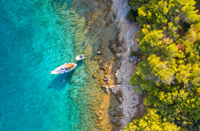 Zeilboot vogelview, Hvar, Kroatië