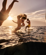 Gente salta al agua desde un velero, Croacia