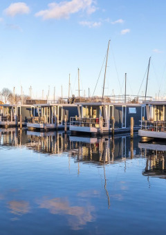 Casas flotantes desde el agua en el puerto - Marina Parcs Lelystad - Lelystad, Flevoland, Países Bajos