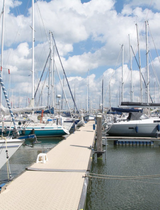Steiger haven met boten - Marina Parcs Lelystad - Lelystad, Flevoland, Nederland