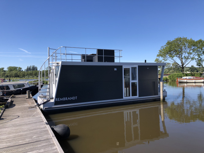 Vue totale de la péniche sur l'eau - Marina Parcs Amsterdam - Amsterdam, Hollande Septentrionale, Pays-Bas