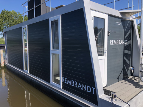 Een moderne woonboot met de naam 'Rembrandt' aangemeerd bij Marina Parcs Amsterdam in Noord-Holland.