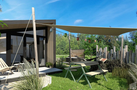 Zona exterior de la Tiny Wellness Cabin en Holiday Park De IJsvogel con toldo y muebles de jardín, Países Bajos.