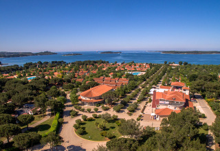 Overzicht park vanaf boven met zee - Bi Village - Villatent - Fažana, Istrië, Kroatië
