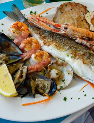 Comida tradicional a base de pescado Croacia