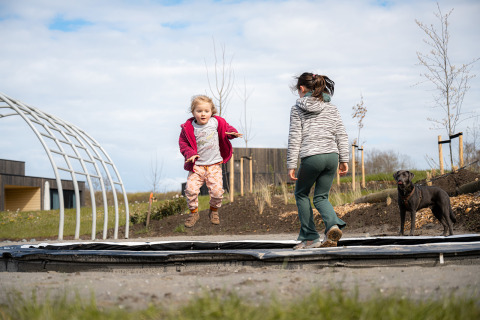 Niños en trampolín - De Parel - Zeewolde, Flevoland, Países Bajos