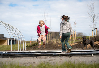 Niños en trampolín - De Parel - Zeewolde, Flevoland, Países Bajos