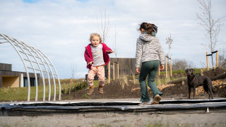 Kinder auf dem Trampolin - De Parel - Zeewolde, Flevoland, Niederlande