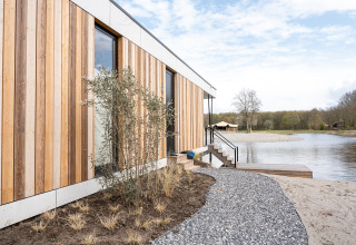 Zijkant accommodatie aan het water - De Parel - Zeewolde, Flevoland, Nederland