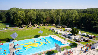 Overzicht met buitenzwembad - Recreatieoord Wilhelm Tell - Villatent - Opglabbeek, Limburg, België